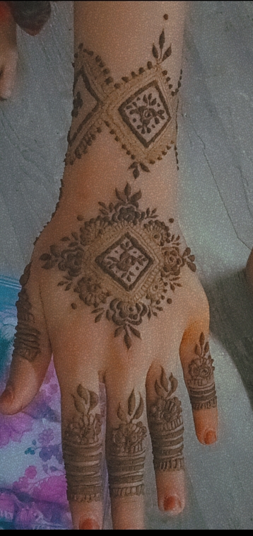 Empowering Through Art: Mehndi Classes for Girls in Mumbai Slums Image 4